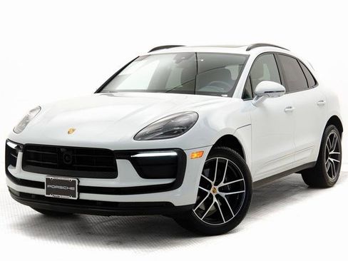 Certified 2025 Porsche Macan image 1