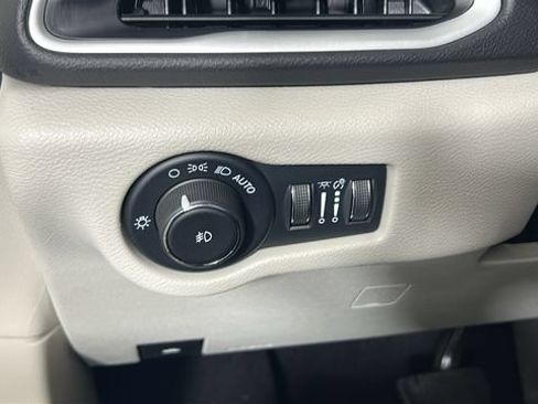 Used 2024 Chrysler Pacifica Touring-L FWD image 20