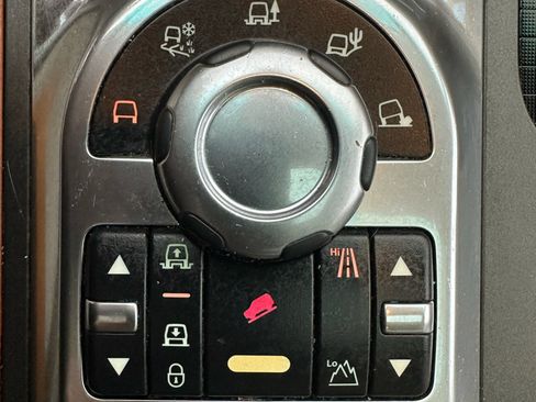 Used 2011 Land Rover Range Rover HSE LUX image 24