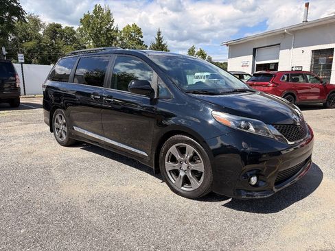 Used 2017 Toyota Sienna SE Premium FWD image 5