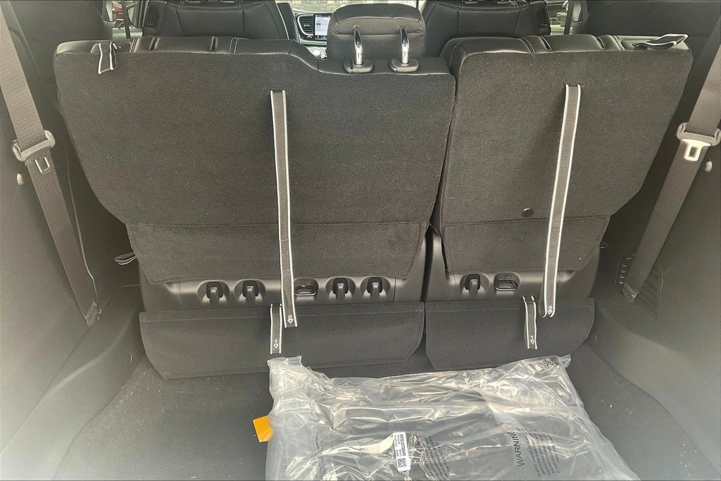 Used 2026 Chrysler Pacifica Select FWD image 32