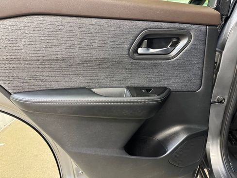 Used 2023 Nissan Rogue SV image 14