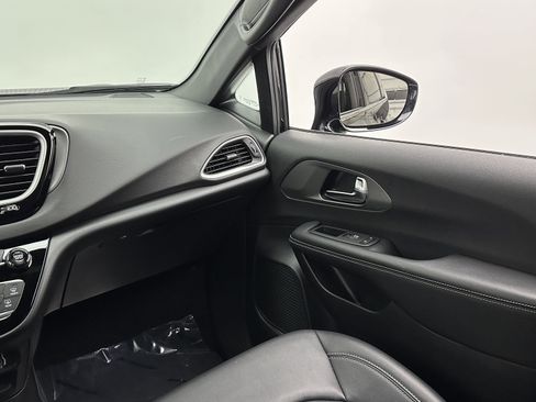 Used 2025 Chrysler Pacifica Select image 31