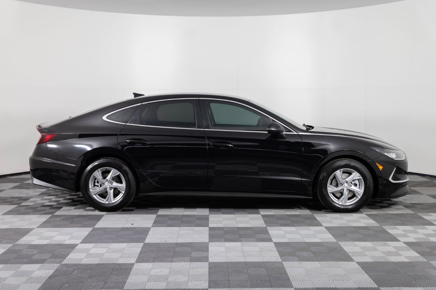 Used 2023 Hyundai Sonata SE w/ Preferred Accessory Package FWD image 9