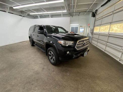 Used 2016 Toyota Tacoma TRD Sport image 8