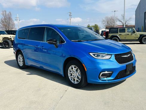 New 2026 Chrysler Pacifica Select FWD image 2