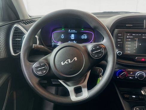 Used 2025 Kia Soul LX w/ LX Technology Package FWD image 18