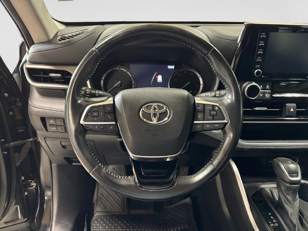 Used 2021 Toyota Highlander XLE AWD/4WD image 11