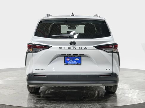 Used 2026 Toyota Sienna XLE image 5