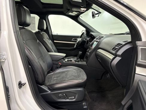 Used 2018 Ford Explorer XLT w/ Equipment Group 202A FWD image 24