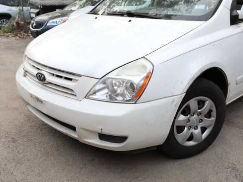 Used 2008 Kia Sedona LX image 2