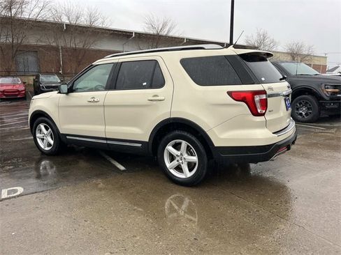 Used 2018 Ford Explorer XLT w/ Equipment Group 202A image 6