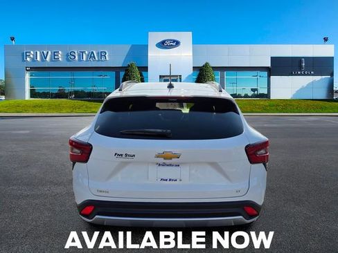 Used 2025 Chevrolet Trax LT FWD image 6