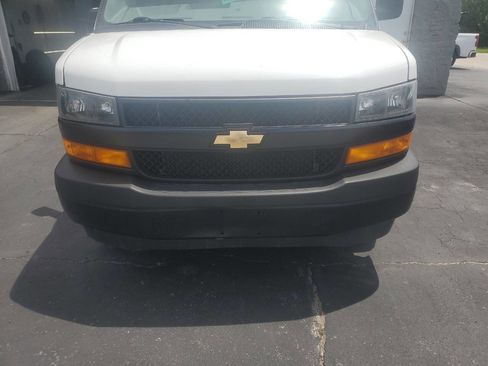 Used 2021 Chevrolet Express 2500 RWD image 2