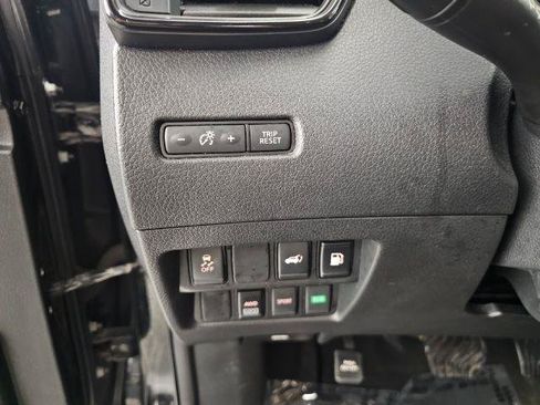 Used 2018 Nissan Rogue SV AWD/4WD image 15