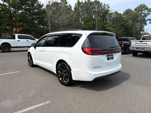 Used 2023 Chrysler Pacifica Touring-L w/ S Appearance Package AWD/4WD image 7
