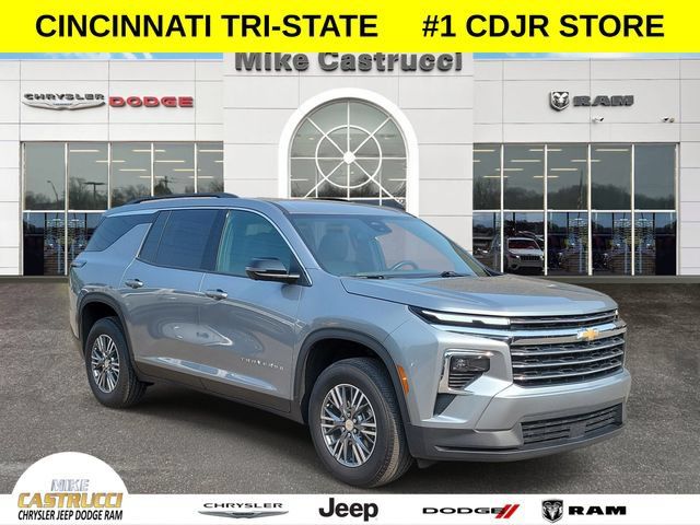 Used 2025 Chevrolet Traverse LT w/ Driver Confidence Package FWD image 1