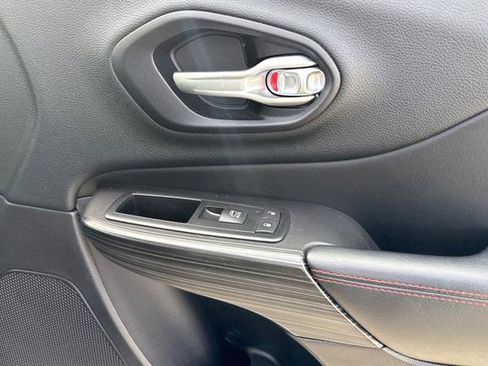 Used 2014 Jeep Cherokee Trailhawk w/ Technology Group image 19