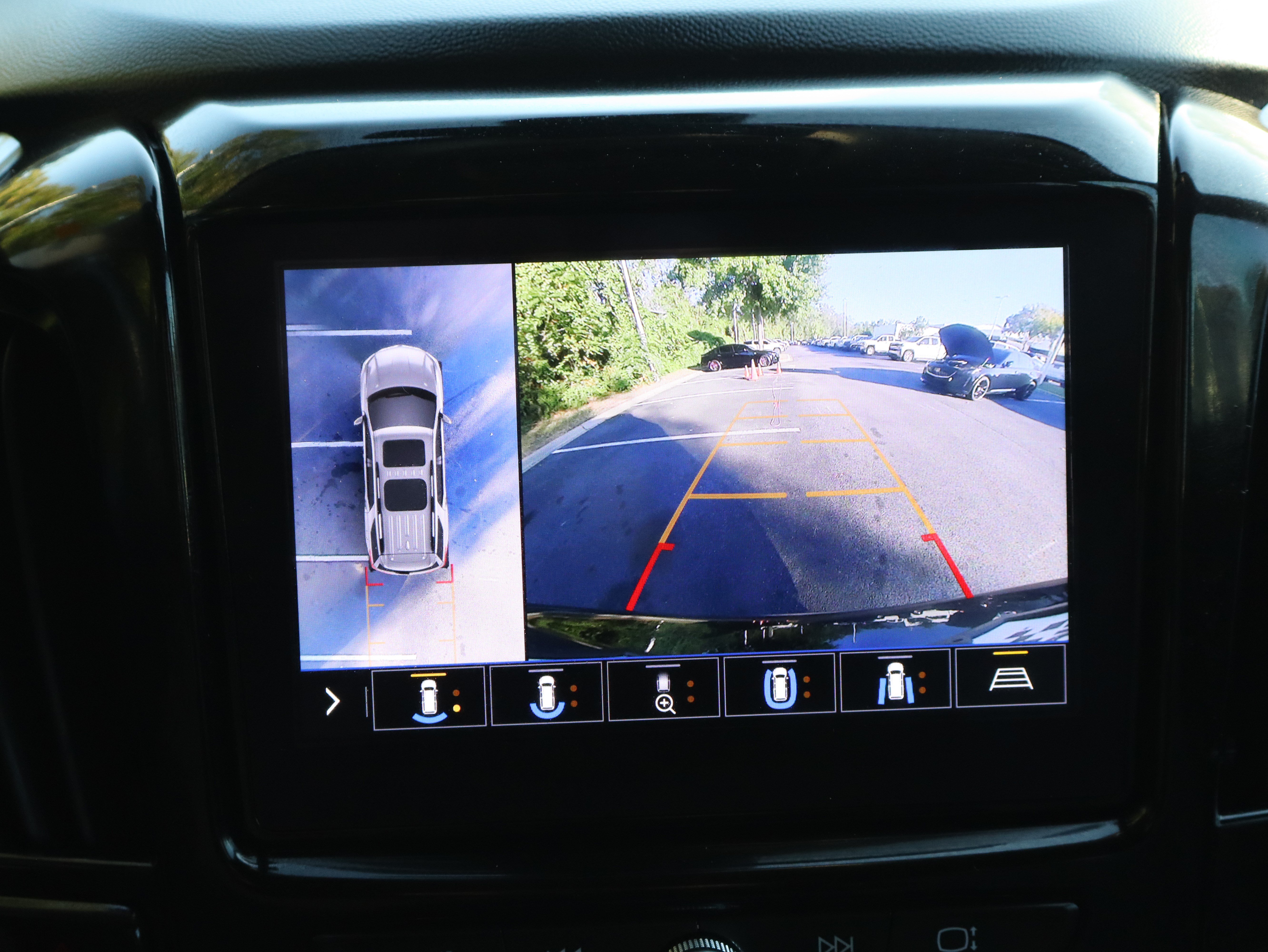 Used 2021 Chevrolet Traverse Premier FWD image 36