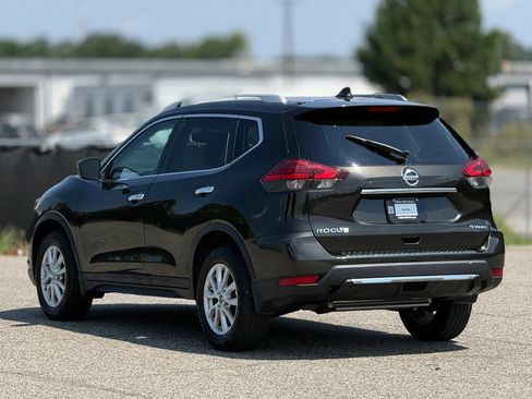 Used 2017 Nissan Rogue SV w/ Sun & Sound Touring Package AWD/4WD image 10