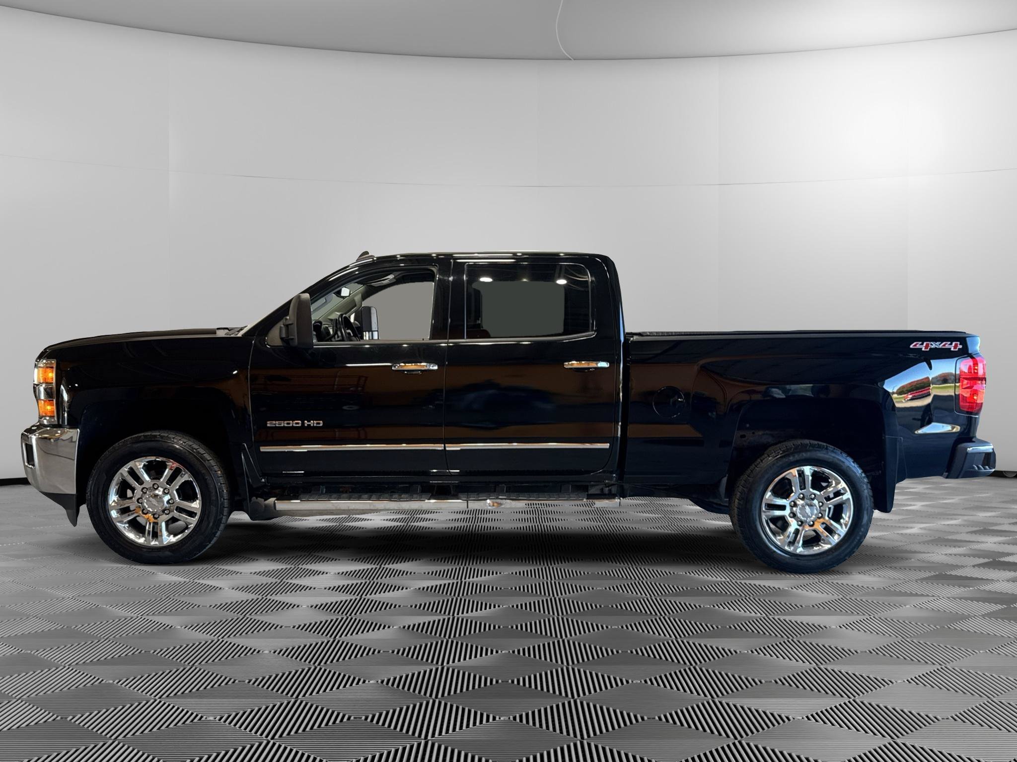 Used 2015 Chevrolet Silverado 2500 LTZ w/ LTZ Plus Package AWD/4WD image 2