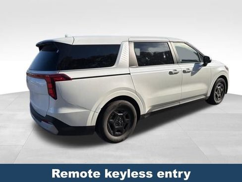 Used 2025 Kia Carnival image 6