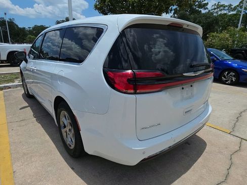 Certified 2024 Chrysler Pacifica Limited FWD image 9