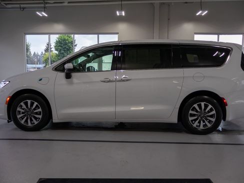 Used 2023 Chrysler Pacifica Touring-L FWD image 10