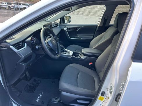 Used 2021 Toyota RAV4 LE AWD/4WD image 9