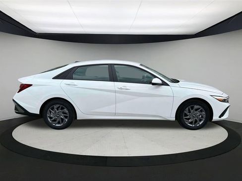 New 2024 Hyundai Elantra SEL image 9