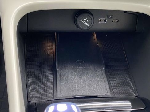 Used 2023 Volvo XC40 B5 Ultimate w/ Protection Package Premier image 28