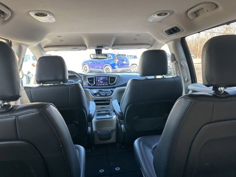 Used 2018 Chrysler Pacifica Touring-L image 33