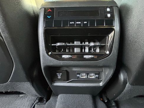 Used 2024 Jeep Grand Cherokee L Laredo image 17