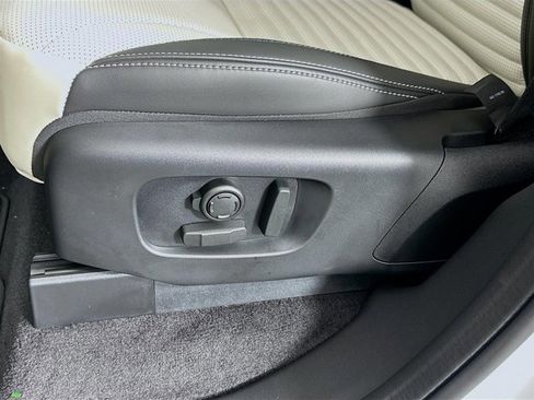 Used 2025 Land Rover Discovery Dynamic SE image 22