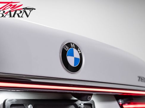 Used 2022 BMW 750i xDrive AWD/4WD image 14