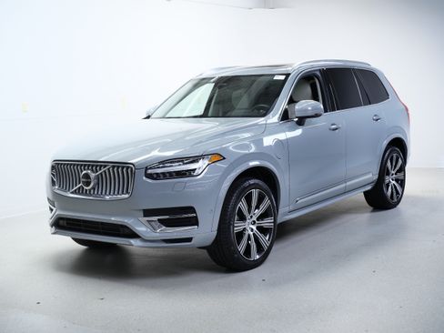 Used 2025 Volvo XC90 T8 Plus w/ Protection Package Premier AWD/4WD image 9