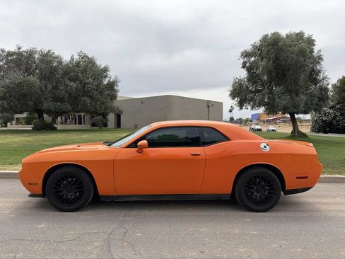 Used 2012 Dodge Challenger SXT RWD image 3