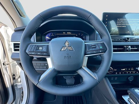 New 2025 Mitsubishi Outlander SE image 7