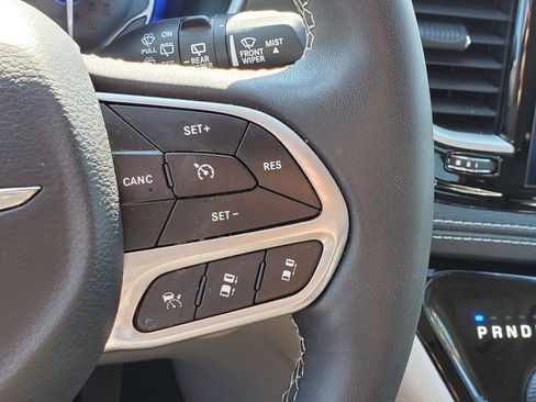Used 2023 Chrysler Pacifica Touring-L AWD/4WD image 12