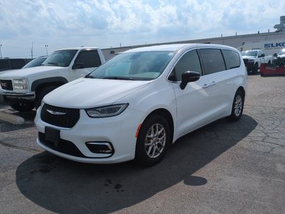 Used 2025 Chrysler Pacifica Select