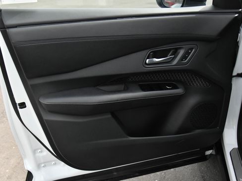 Used 2023 Nissan Ariya AWD image 13