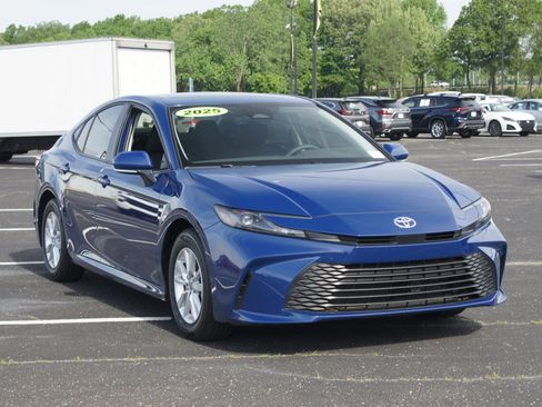 Used 2025 Toyota Camry LE w/ Convenience Package image 23