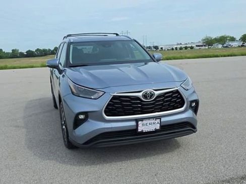 Used 2022 Toyota Highlander XLE AWD/4WD image 2