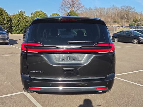 Certified 2023 Chrysler Pacifica Touring-L image 4