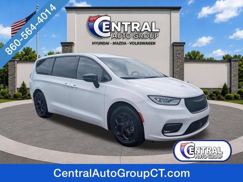 Used 2024 Chrysler Pacifica Limited FWD image 1