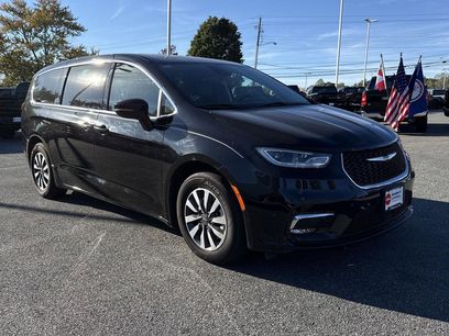 Used 2024 Chrysler Pacifica Select