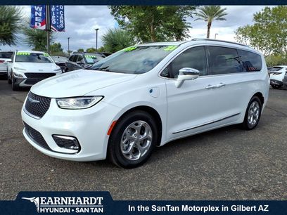 Used 2021 Chrysler Pacifica Limited w/ Uconnect Theater Family Group