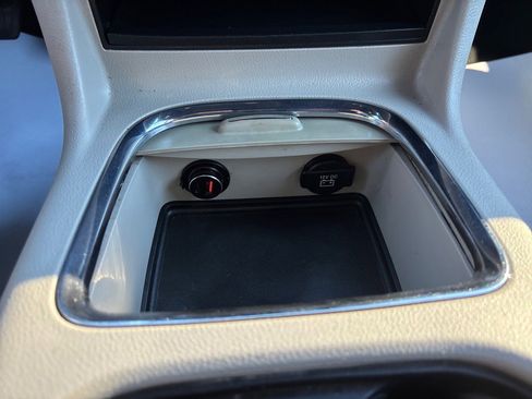 Used 2017 Dodge Grand Caravan SXT image 32