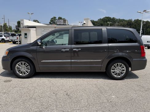 Used 2015 Chrysler Town & Country Touring-L w/ Driver Convenience Group FWD image 4