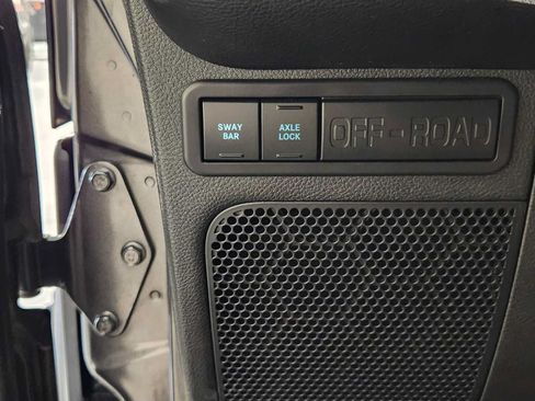 Used 2018 Jeep Wrangler Unlimited Rubicon w/ Connectivity Group AWD/4WD image 19